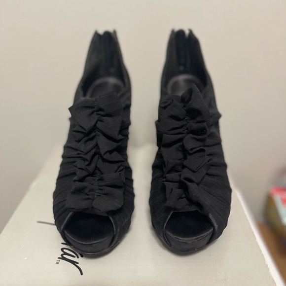 Gently worn black Jacqueline Ferrar heels size 7 - Picture 3 of 5